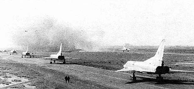 В отличие от Ту-95МС и Ту-160, Ту-22МЗ уже успели повоевать, в Афганистане.На фото - тройки уходят с аэродрома Мары-2 на боевое задание