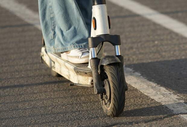 Две школьницы на электросамокате сбили коляску с ребенком Новосибирске