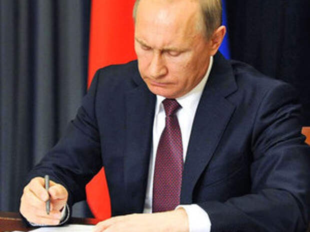 Решена судьба тех, кому за 70 лет: Путин подписал важный закон! Названа категория россиян, которым положена компенсация