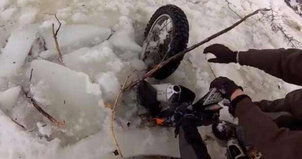b2ap3_thumbnail_a-winter-ride-ends-with-a-ktm-and-its-rider-bathing-in-icy-water-video-92616_1.jpg