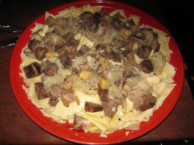 На сочни выкладываем порезанное мясо, поливаем туздуком и выкладываем лук, можно посыпать зеленью и подаём к столу, можно так же подать сурпу (бульон) в кесюшках. еда, своими руками, сделай сам