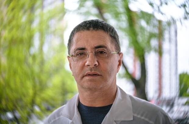 Доктор Мясников пошутил над гостьей программы с длинными ногтями