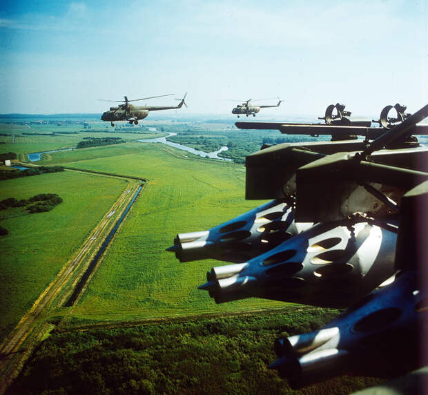 Nahaufnahme von 3 Raketenabschußbehältern (Raketenstartbehälter) UB-32 an den Waffenauslegern des Kampfhubschraubers Mil Mi 8 der NVA in Peenemünde im Bundesland Mecklenburg-Vorpommern Nahaufnahme von 3 Raketenabschußbehältern (Raketenstartbehälter) UB-32 an den Waffenauslegern des Kampfhubschraubers Mil Mi 8 der NVA in Peenemünde im Bundesland Mecklenburg-Vorpommern