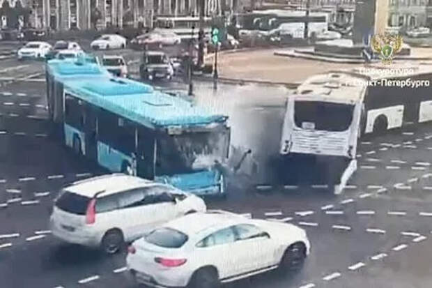 Водитель одного из столкнувшихся в Петербурге автобусов потерял сознание за рулем