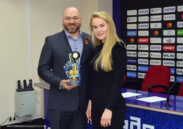 Александр Кононов поздравил хоккеисток нижегородского СКИФа с титулом чемпионок России