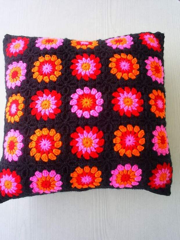 Granny square pillow.: 