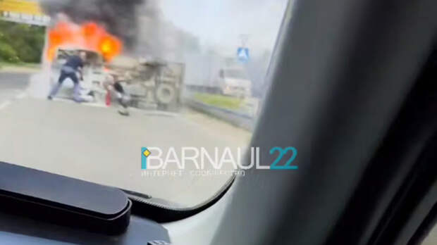 Авария на улице Парфенова / Кадр из видео Barnaul 22