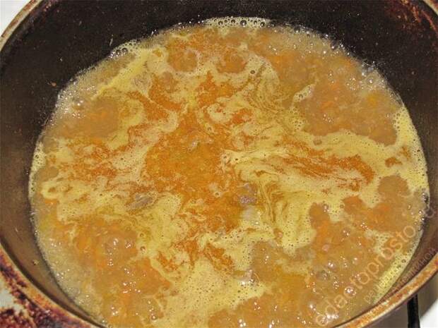 Довести содержимое казана до кипения. пошаговое фото приготовления тушеного мяса