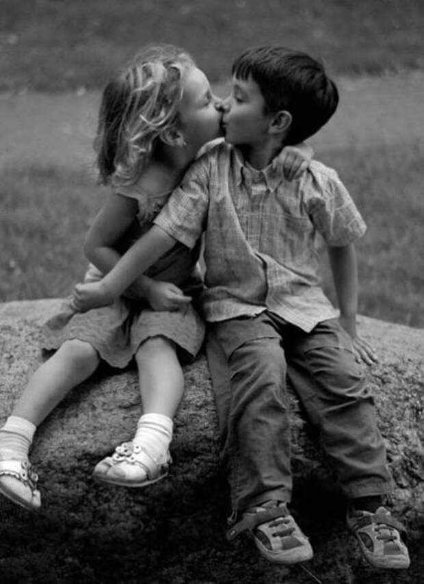 Noodlemagazine lesbian. Детский поцелуй. Мальчик и девочка любовь. Страстный детский поцелуй. Любовь к ребенку.
