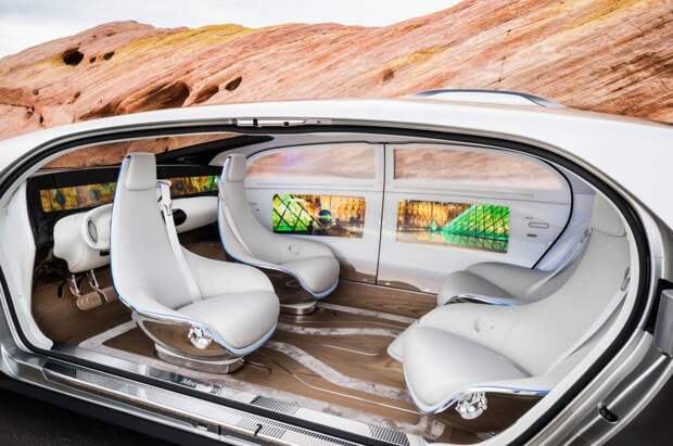 Интерьер Mercedes F 015 выполнен под стать экстерьеру, в салоне находятся четыре вращающихся сидения, в двери встроены сенсорные экраны, при этом в роли дисплея также могут выступать окна. tvmadeingermany, автомобили, германия, мерседес, факты