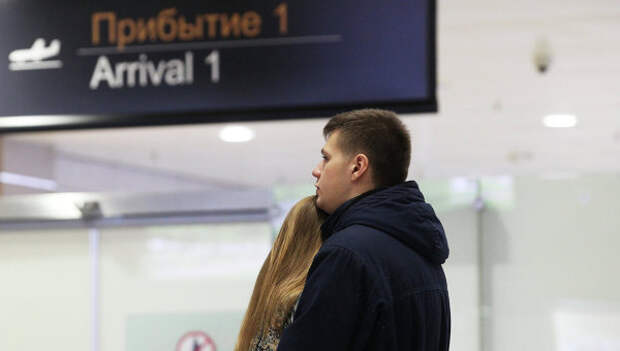Родственники пассажиров рейса 9268 в аэропорту Пулково, где должен был приземлиться потерпевший катастрофу лайнер Airbus-321 авиакомпании Когалымавиа