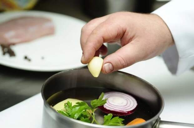 Добавлять чеснок лучше позже, чем раньше. /Фото: smachno.ua Добавлять чеснок лучше позже, чем раньше. /Фото: smachno.ua