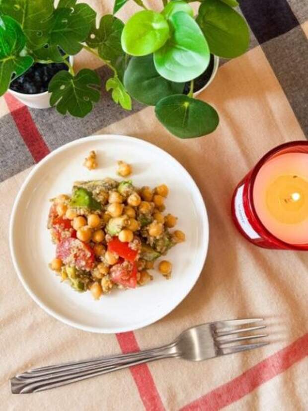 Еще один супер полезный и вкусный рецепт салата с киноа но на этот раз еще с нутом и авокадо.