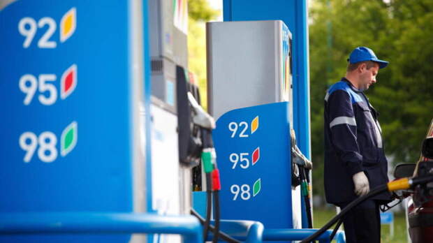 Литр АИ-92 в Москве подорожал с начала года почти на 3 рубля