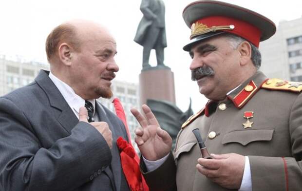 Двойник Сталина побил двойника Ленина в Москве