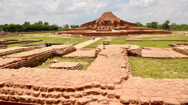 Остатки жилых и вспомогательных помещений (Somapura Mahavihara, Бангладеш). | Фото: thevintagenews.com.
