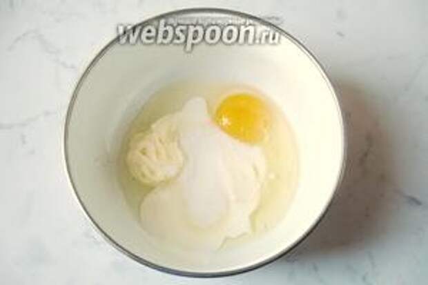 В отдельную миску кладём яйцо, майонез, сметану, сахар и соду, погашенную уксусом.