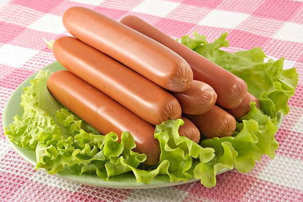Сосиска. Это слово произошло от французского слова saucisse, что означает просто «колбаса». Но, интересным фактом является также то, что само слово saucisse происходит от слова «salsicia», что переводится просто как «соленость».