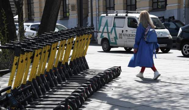 Эксперт Михайленко предложил разделить потоки пешеходов и электросамокатов в городе