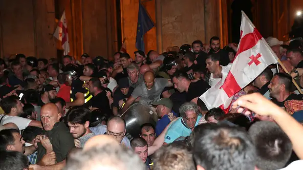 «Попытка переворота»: десятки человек пострадали в ходе столкновений у здания парламента Грузии