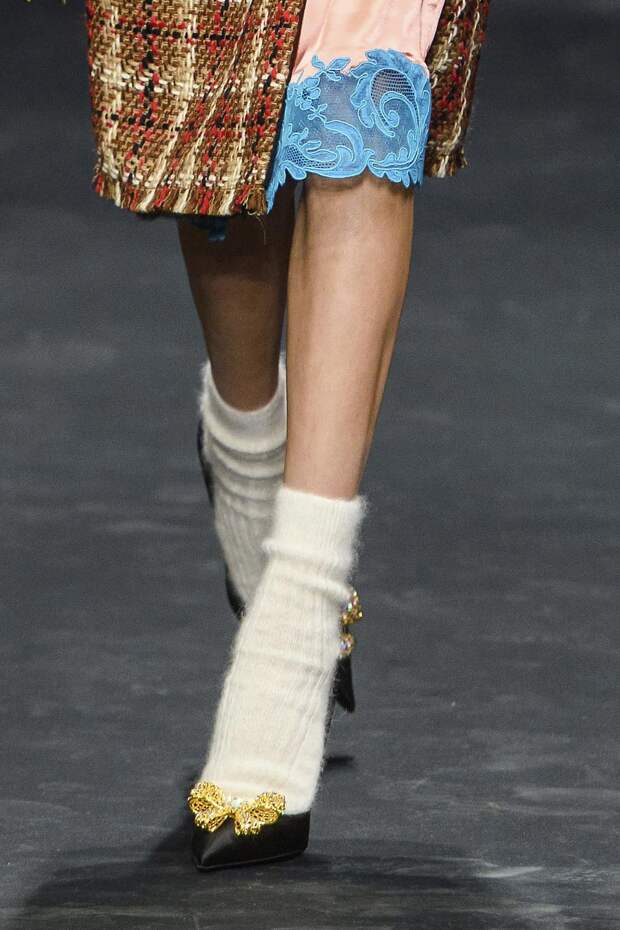 Белые пушистые носки с чёрными туфлями. Versace Fall-2019