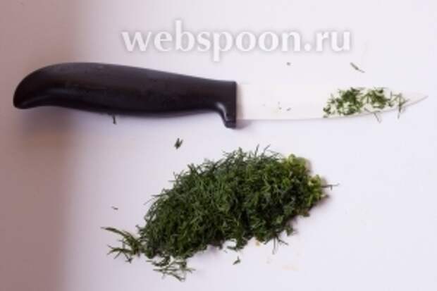 Режем укроп (в итоге нужна где-то 1 столовая ложка рубленного укропа).