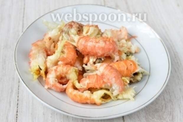 Очищаем раков от панциря и достаём мясо из хвостика.