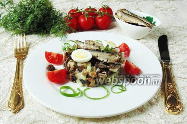 Фото Салат со шпротами, баклажанами и сухариками