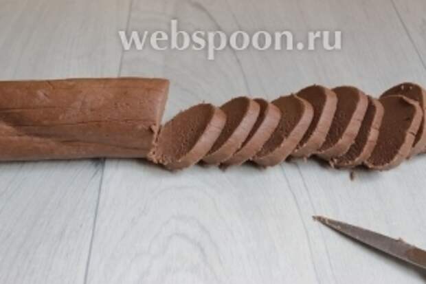 Далее нарезаем нашу колбаску на шайбы. Примерно 3-5 мм