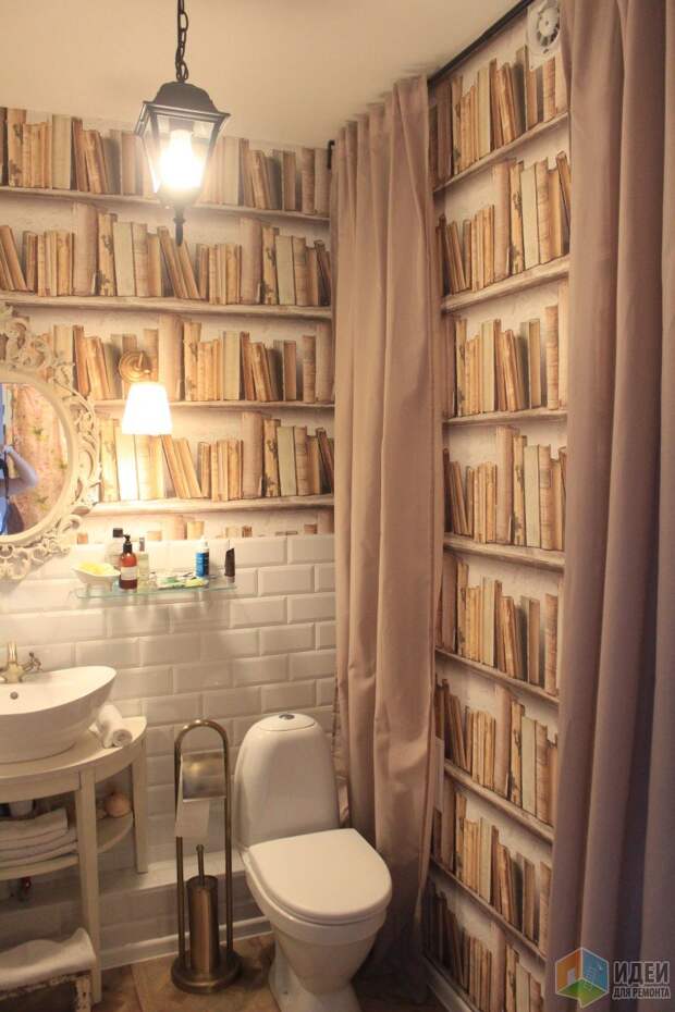 Обои с книгами на стене ванной