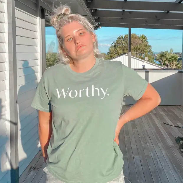 Всегда грустная: как выглядит девушка, которая ни разу в жизни не улыбалась, — она стала моделью, несмотря на редкую болезнь