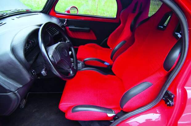 Hardware:<br> <br> * Мотор М52В28 от BMW 328i в кузове Е36 (2,8 л, 193 л.с.)<br> * АКПП BMW<br> * Передняя и задняя подвеска от BMW 328i E36<br> * Тормозная система от BMW 328i E36<br> * Электрика от BMW 328i E36<br> * Титановый выпуск No-Name<br> * Кузов седан превращен в купе<br> * Капот удлинен<br> * Двери сварены из половинок передних и задних дверей<br> * Колесные диски Alpina Classic (18 дюймов) Hardware:<br> <br> * Мотор М52В28 от BMW 328i в кузове Е36 (2,8 л, 193 л.с.)<br> * АКПП BMW<br> * Передняя и задняя подвеска от BMW 328i E36<br> * Тормозная система от BMW 328i E36<br> * Электрика от BMW 328i E36<br> * Титановый выпуск No-Name<br> * Кузов седан превращен в купе<br> * Капот удлинен<br> * Двери сварены из половинок передних и задних дверей<br> * Колесные диски Alpina Classic (18 дюймов)