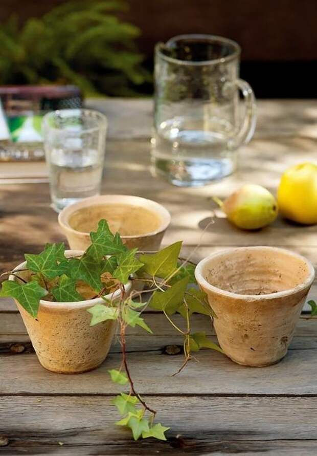 6 декоративных элементов для патио в Вашем саду: Идея № 4 — глиняные горшочки  На фотографии Вы можете видеть маленькие глиняные горшочки, которые почему-то еще пусты. А