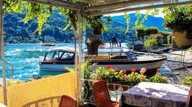 Всю территорию острова занимает дворец Борромео и прилегающий к нему сад с фонтанами, статуями и экзотическими растениями. Всю территорию острова занимает дворец Борромео и прилегающий к нему сад с фонтанами, статуями и экзотическими растениями.