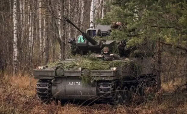 Латвия начала поставку Киеву новой партии устаревших британских бронемашин