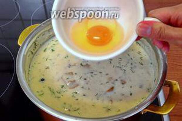 Яйца очень острожно разбить и вылить в суп так, чтобы не повредить желток. Удобнее делать это с помощью чашки и выливать яйца медленно, по 1. Закрыть кулайду крышкой и на слабом огне, при едва заметном кипении, поварить ещё 3-4 минуты. 