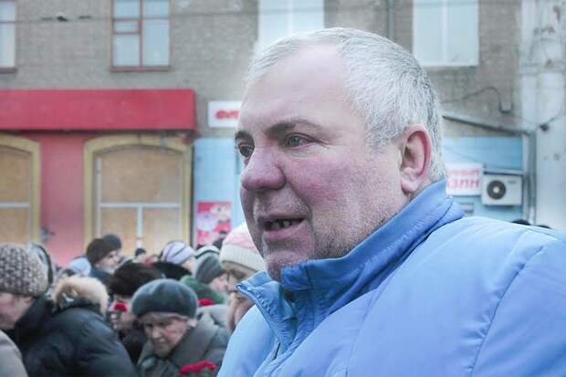 На панихиду по погибшим от обстрела ВСУ пассажирам собрался весь Донецк На панихиду по погибшим от обстрела ВСУ пассажирам собрался весь Донецк