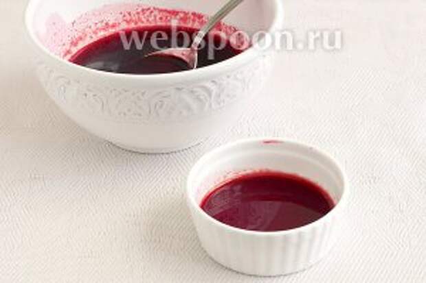 Отобрать часть полученного вишнёвого сиропа для пропитки. Можно добавить туда ликёр, коньяк. Я добавила жидкость от коктейльной черешни.