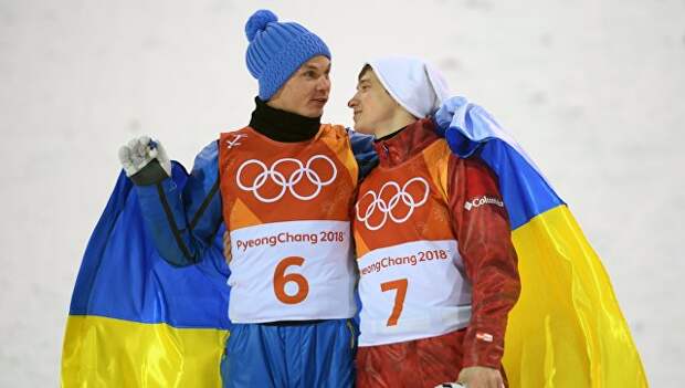 Александр Абраменко (Украина), занявший первое место и Илья Буров (Россия), занявший третье место в финале лыжной акробатики на соревнованиях по фристайлу среди мужчин на XXIII зимних Олимпийских играх в Пхенчхане. Архивное фото