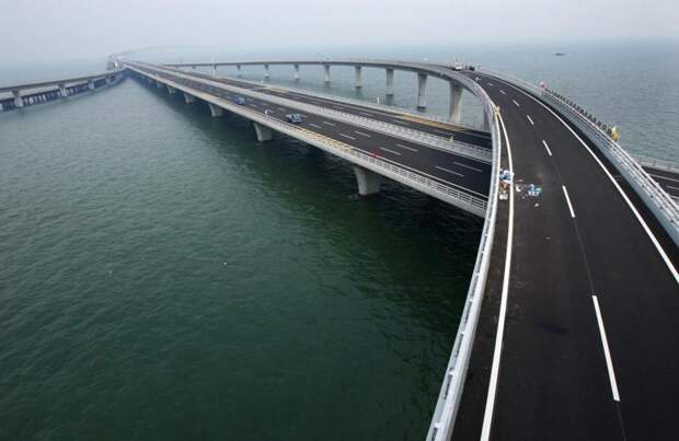 Циндаоский мост через залив стоил 16 млрд. долларов США, а его длина составляет впечатляющие 42,5 километров. На момент сдачи в 2011 году был самым длинным мостом в мире, но позже уступил этот титул в мире, деньги, китай, красота, стройка