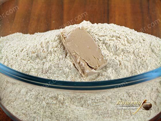 Растирание дрожжей с цельнозерновой мукой