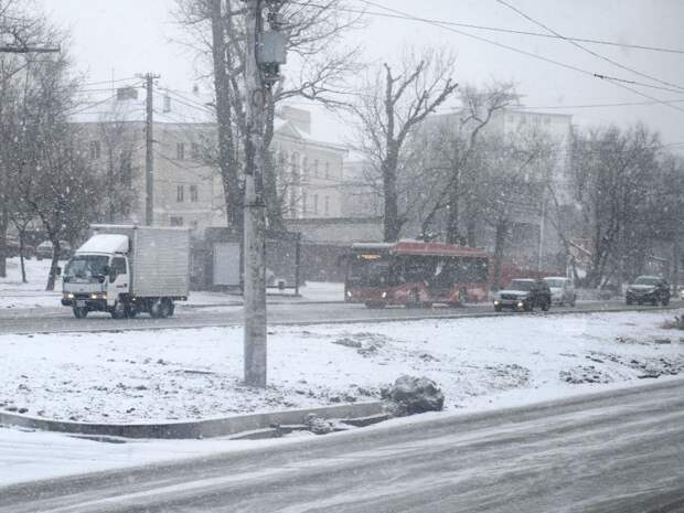 На Владивосток обрушился неожиданный снегопад