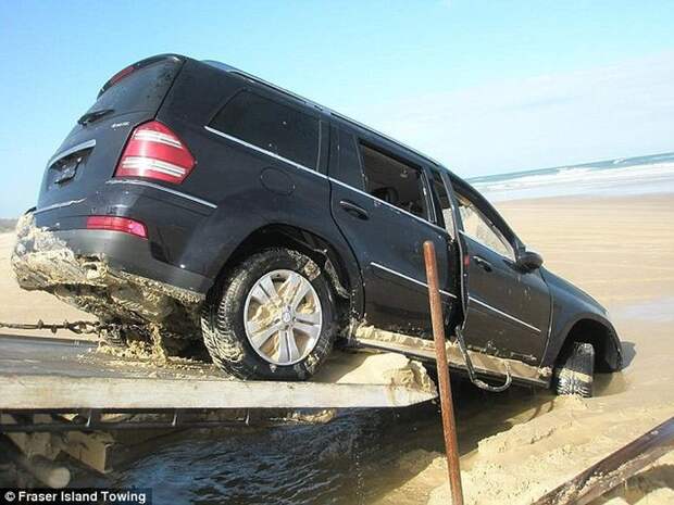 Владелец припарковал свой Mercedes на побережье Владелец припарковал свой Mercedes на побережье mercedes-benz, авто, курьез, песок, пляж