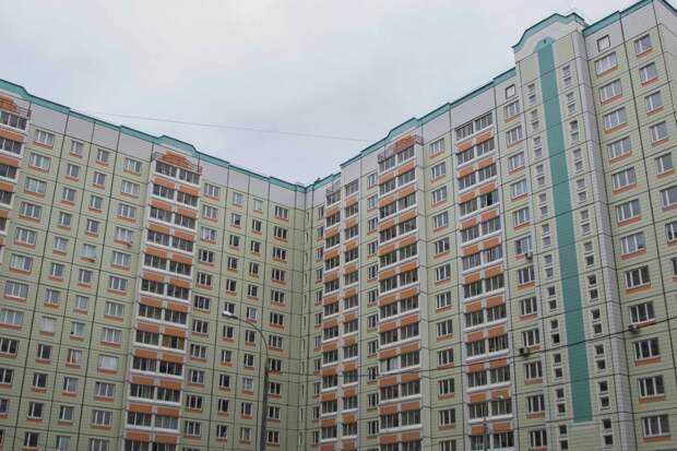 «112»: опубликованы кадры падения части балкона на пешехода в Москве