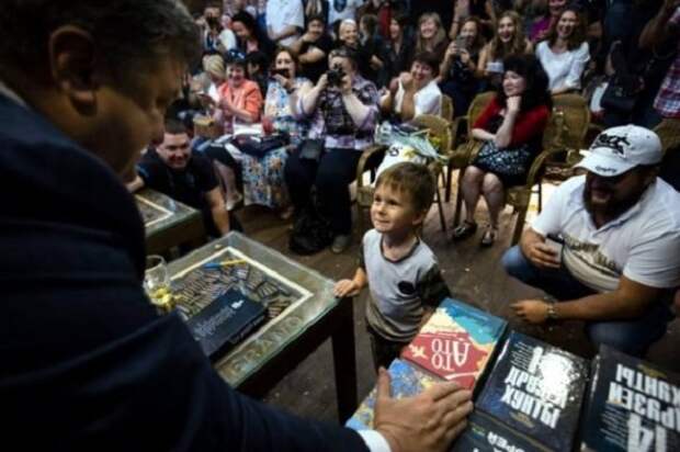 Порошенко сделал рекламу пиццерии на презентации книги о хунте (фото, видео) Порошенко сделал рекламу пиццерии на презентации книги о хунте (фото, видео)