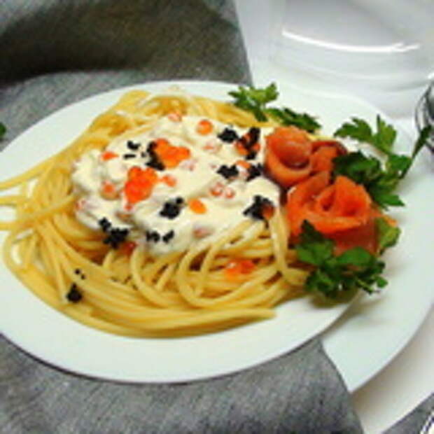Спагетти с икорным соусом и подкопченной сёмгой.
