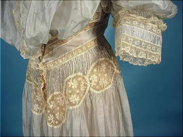Антикварный нижний. Кружева в одежде 18 века. Кружева в старинной одежде. Винтажные кружевные платья. Старинное нижнее белье.