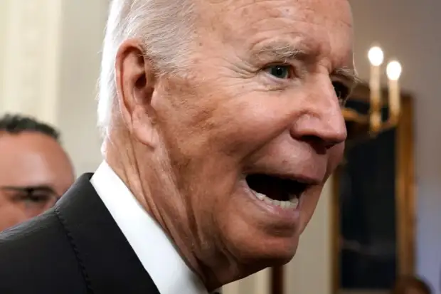 Спасти русского лётчика из тюрьмы США: Байден склонился к журналистке, чтобы назвать имя "героя"