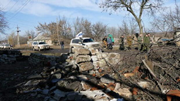 Автомобили ОБСЕ в поселке Зайцево в Донецкой области. Архивное фото