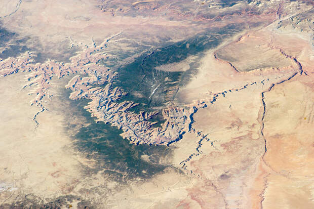 NASA ко Дню Земли показало лучшие снимки нашей планеты